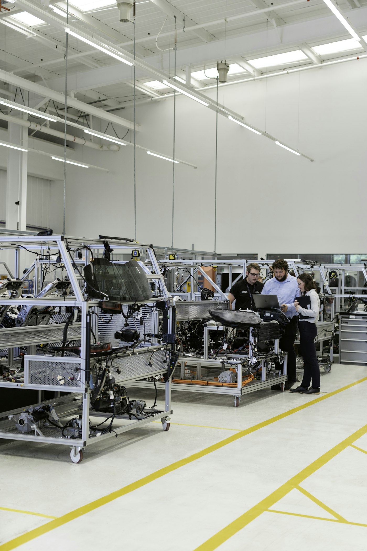 Otomotiv test atölyesinde çalışan mühendisler