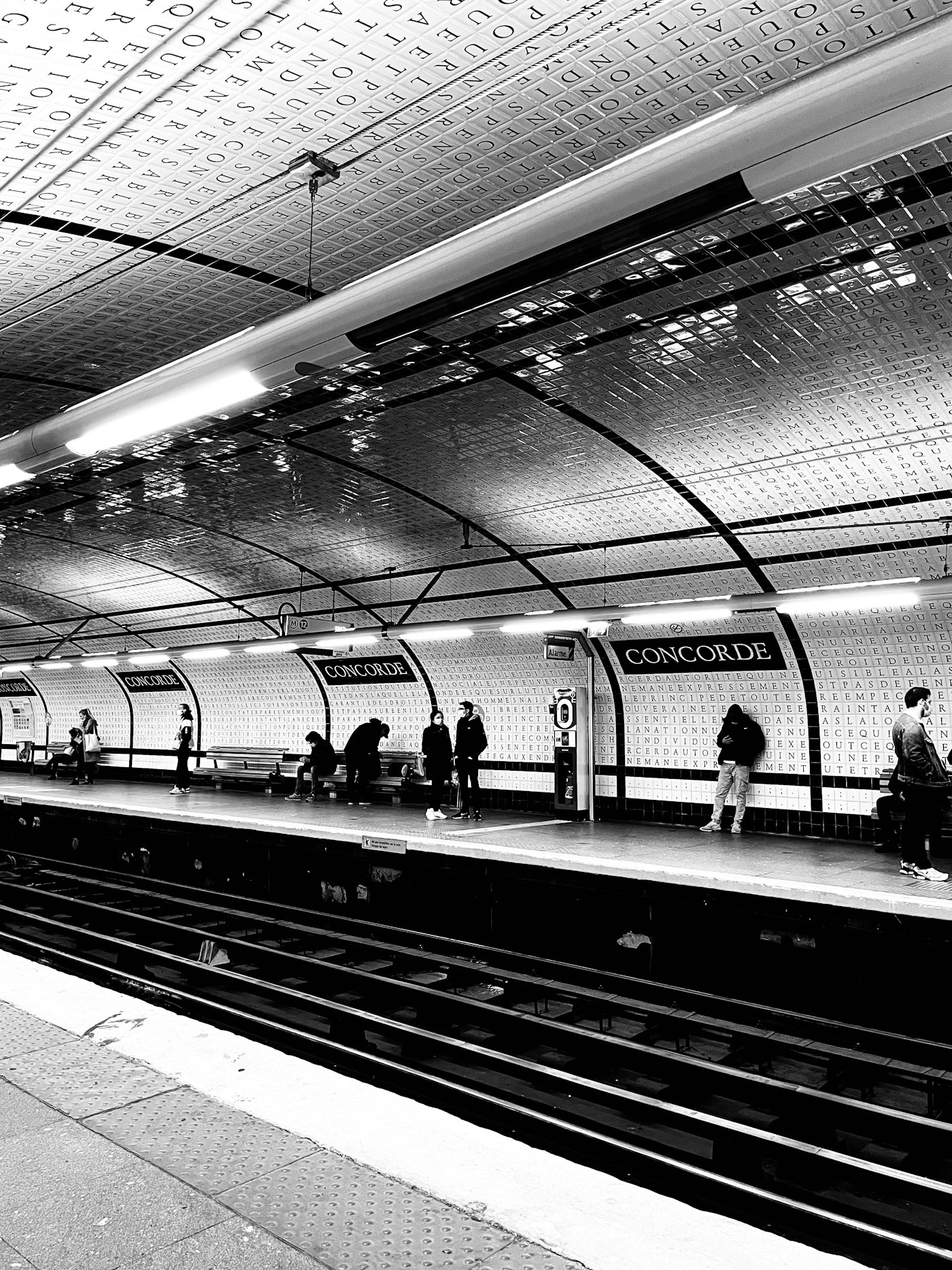 Paris'te Concorde metro istasyonunun peronu