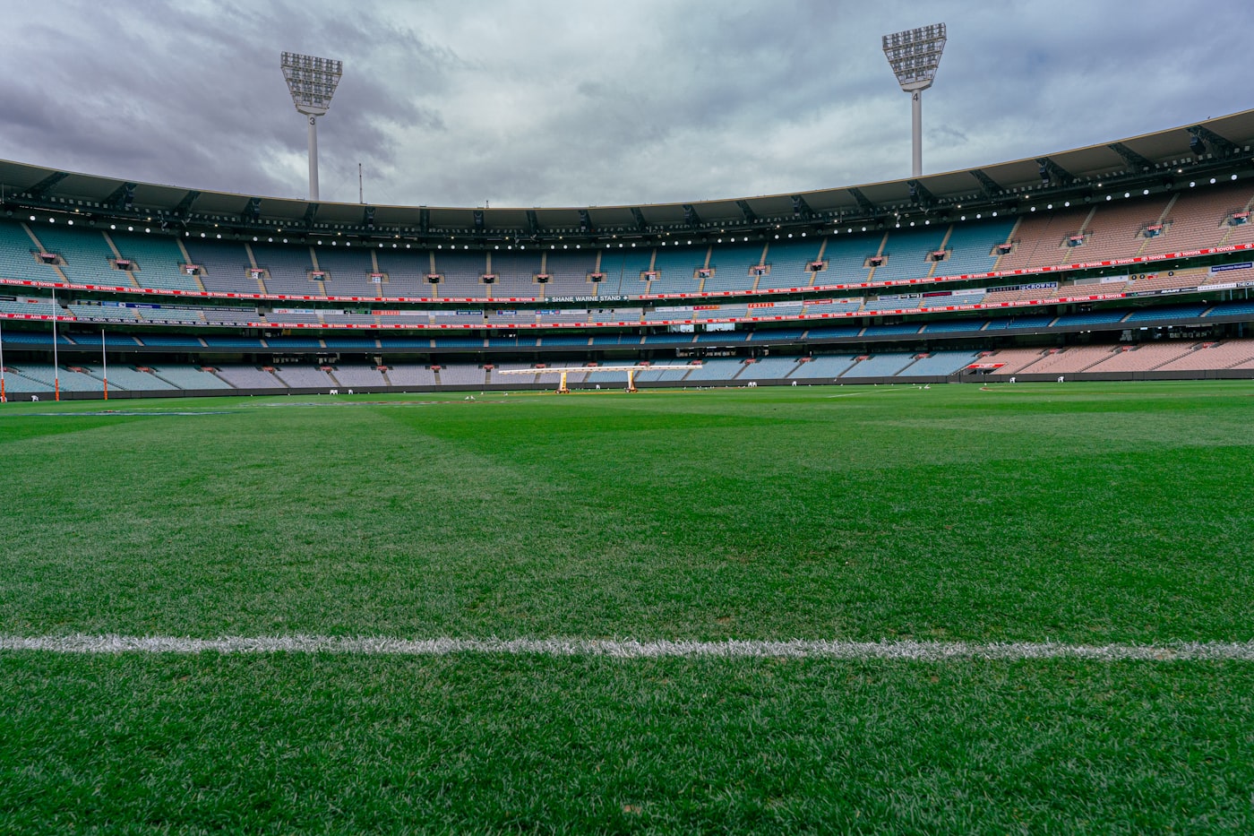 Boş bir futbol stadyumunun tribünleri ve sahası